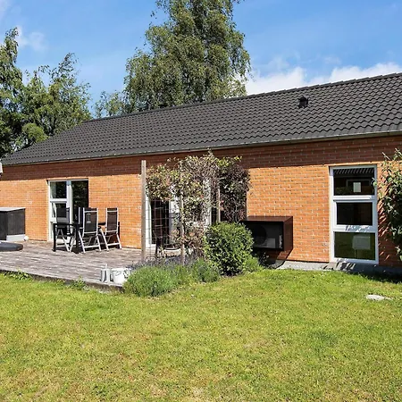 8 Person In Vaeggerlose Feriehus Bøtø By