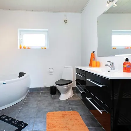 8 Person In Vaeggerlose * Bøtø By
