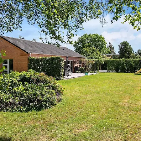 8 Person In Vaeggerlose Feriehus Bøtø By
