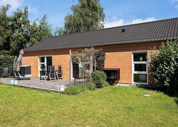 8 Person In Vaeggerlose Feriehus Bøtø By
