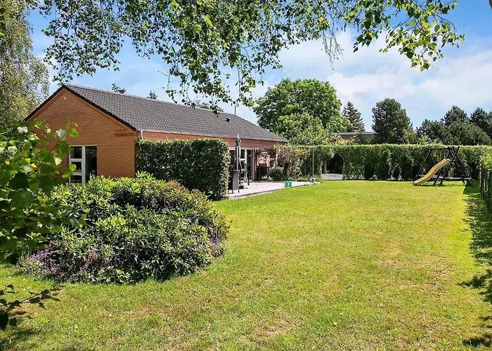 8 Person In Vaeggerlose Feriehus Bøtø By