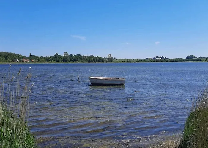 8 Person In Vaeggerlose Bøtø By